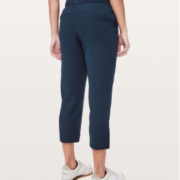 Lululemon On The Fly Crop *23 inch" in Black, Size 6 - Picture 2 of 7